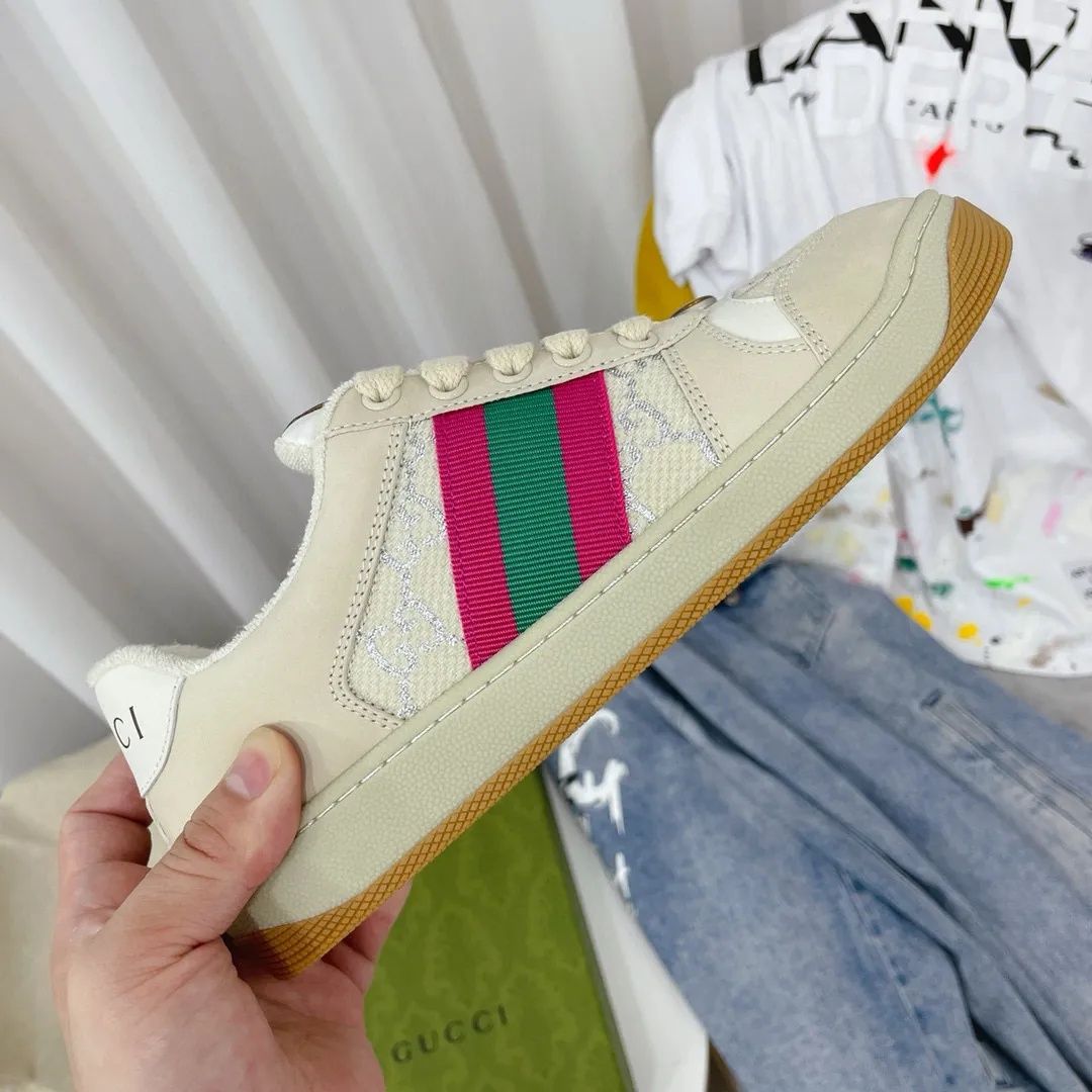 Ex-factory price: 540💰 GUCCI Gucci's newly upgraded back cover lining, top-notch old dirty shoes, classic casual sports shoes for couples, retro sneakers and old G family dirty shoes, updated at the counter simultaneously! ①The shoe upper has the same water-based edge coating process as the original version⚠️The ordinary oil edges on the market have a strong glue feel and are easy to fall off! Grade A first-layer nubuck leather (with pores)/matching computer embroidered double G cloth, high-density terry velvet lining. ② A PVC transparent small round mark sealing line is added to the details of the midsole. The mold is opened six times and the jewelry craftsmanship is used to customize the two-color double G buckle, striving to be the same as the original version. A pair of buttons is more than three times more expensive than ordinary buckles on the market. ③An old two-color washable label, the chip is placed on the outer waist of the right foot, the entire shoe is completely hollowed out with rubber technology, TUP material (rubber to distinguish the market) with the latest green packaging from the counter, 3D printed handbag, and a pair of shoelaces. There is no pressure when entering and exiting the counter. You can buy a 1:1 accurate replica of the original version and modify and upgrade it repeatedly. The details are perfectly restored, the materials are all customized, and they are truly top-notch. Please look at the details clearly to identify the quality. Upper: First-layer frosted cowhide/embroidered double G cloth. Lining: original high-density velvet lining. Foot pads: original pearlescent sheepskin. Outsole: private molded vacuum TPU material. Packaging: original top-grade full set packaging at the counter. Shoe size: women's size 35-40, men's size 39-44 (men's size 38, 45🉑️customized, non-returnable)